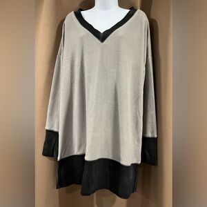 Entro:
Over-Sized Long Sleeve
Cozy V-Neck Two-Tone Sweater